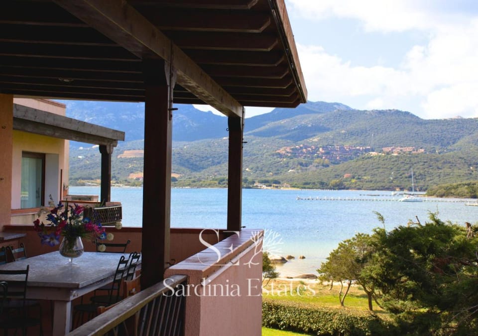 Natural landscape, View (from property/room), Balcony/Terrace, Dining area, Mountain view