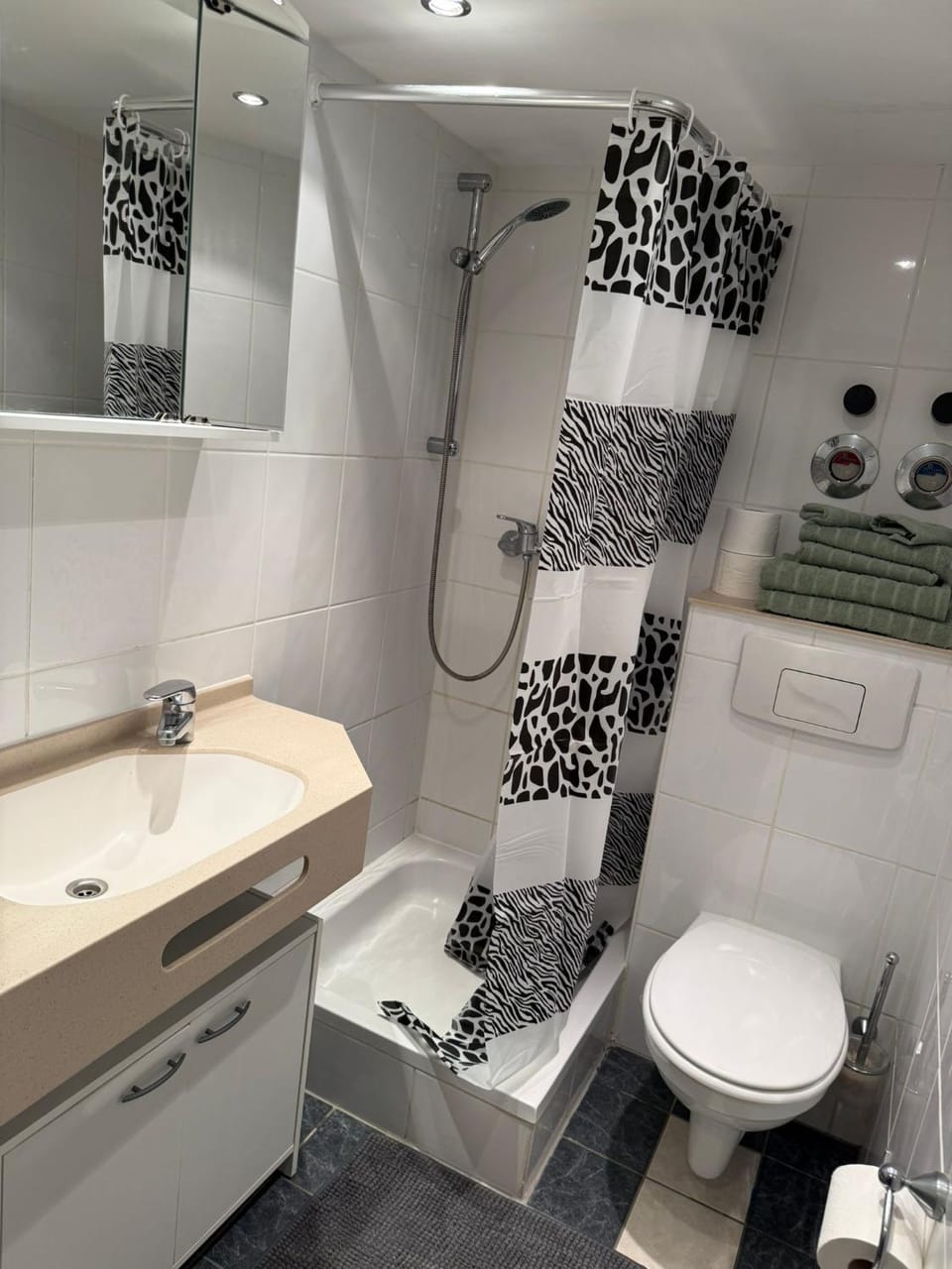 Bathroom, Bath, towels