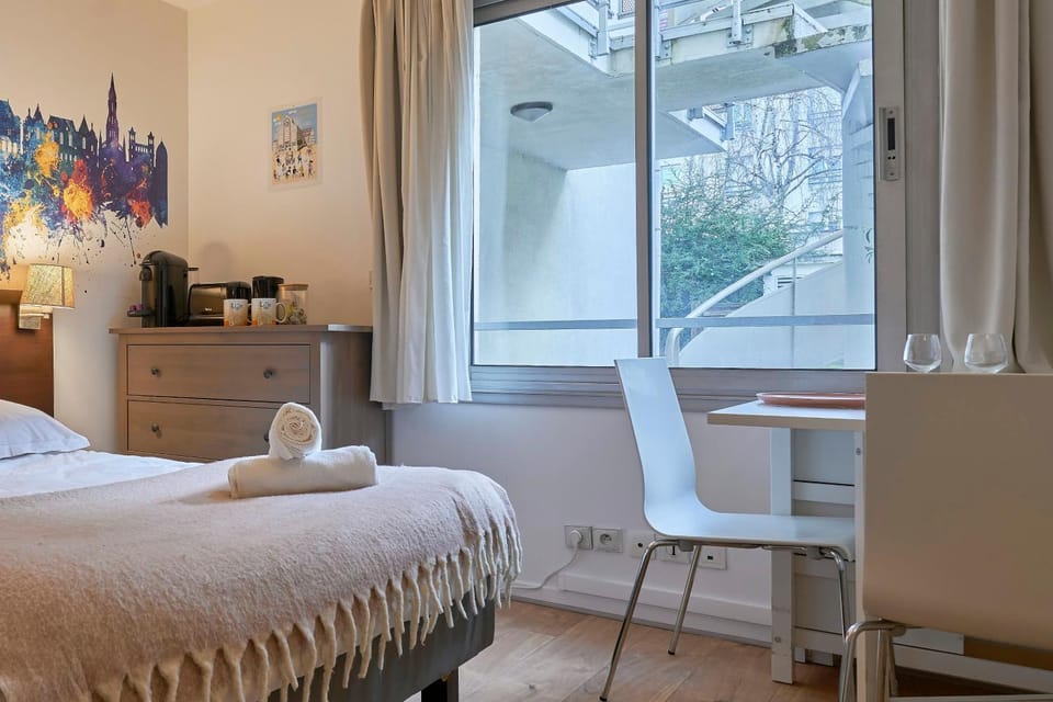 Bed, Photo of the whole room, Seating area, Dining area, Bedroom