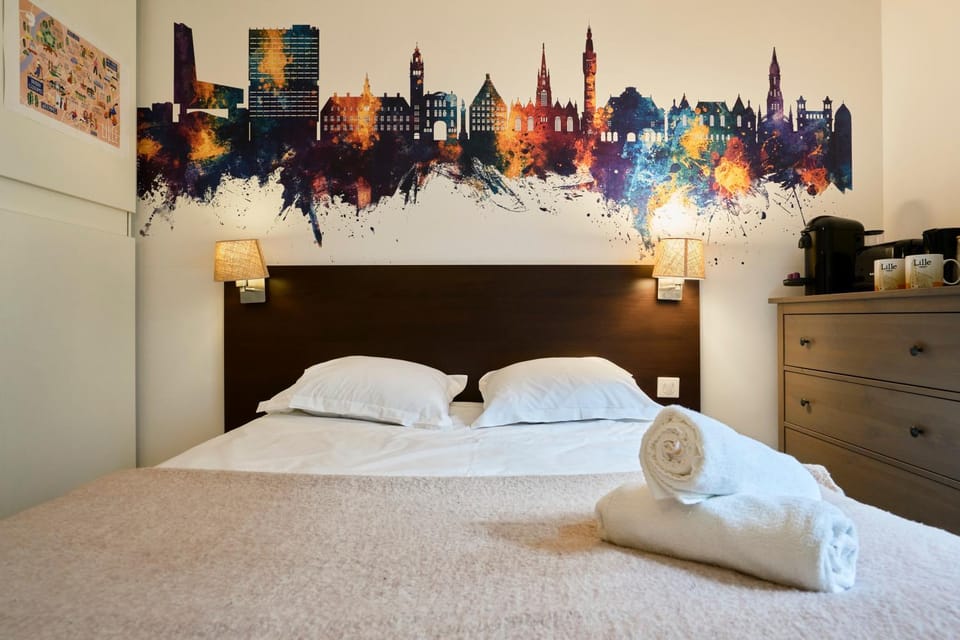 Bed, Bedroom, towels