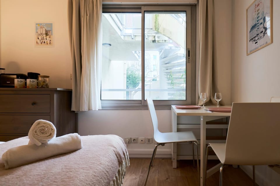 Bed, Photo of the whole room, Dining area, Bedroom, towels