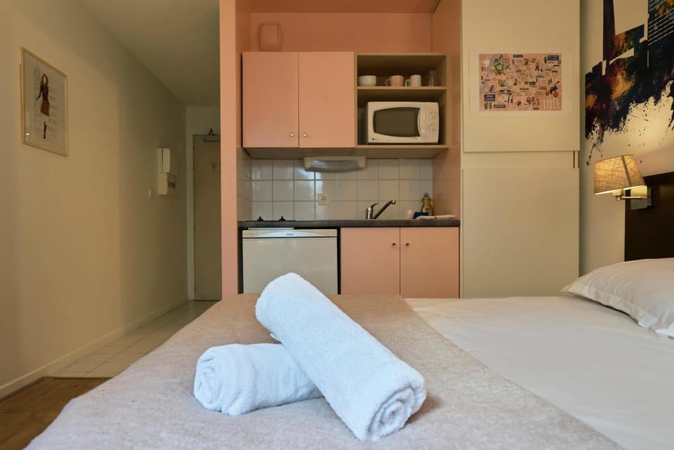 Bed, Kitchen or kitchenette, Bedroom, towels