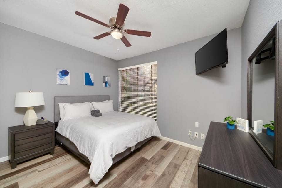 Bed, TV and multimedia, Bedroom