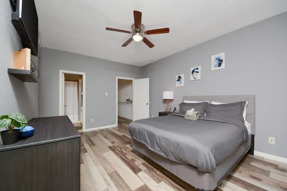 Bed, TV and multimedia, Bedroom