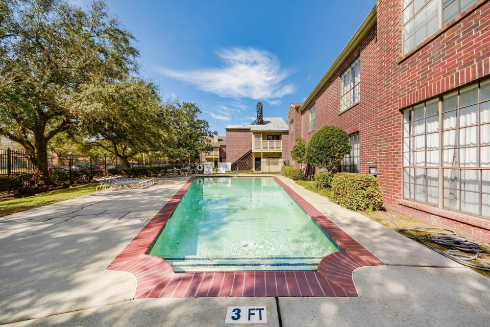 Property building, Day, Pool view, Swimming pool