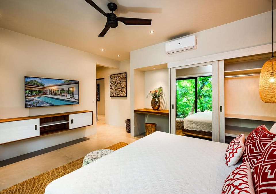 TV and multimedia, Bedroom, Garden view, wardrobe