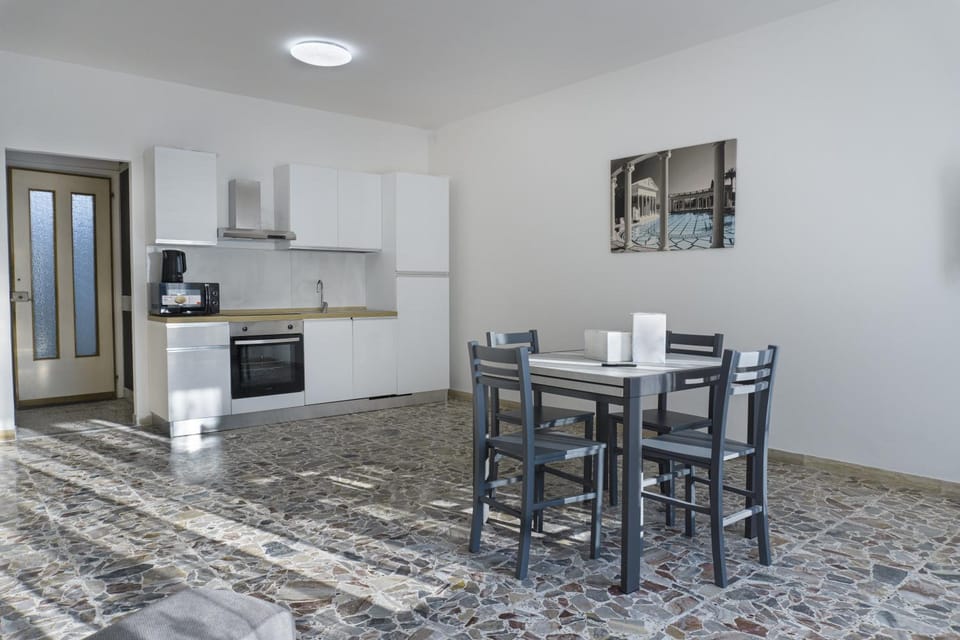 Kitchen or kitchenette, Dining area, oven, stove
