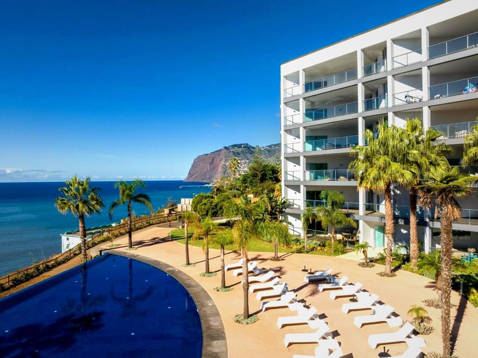 Property building, Sea view, Swimming pool