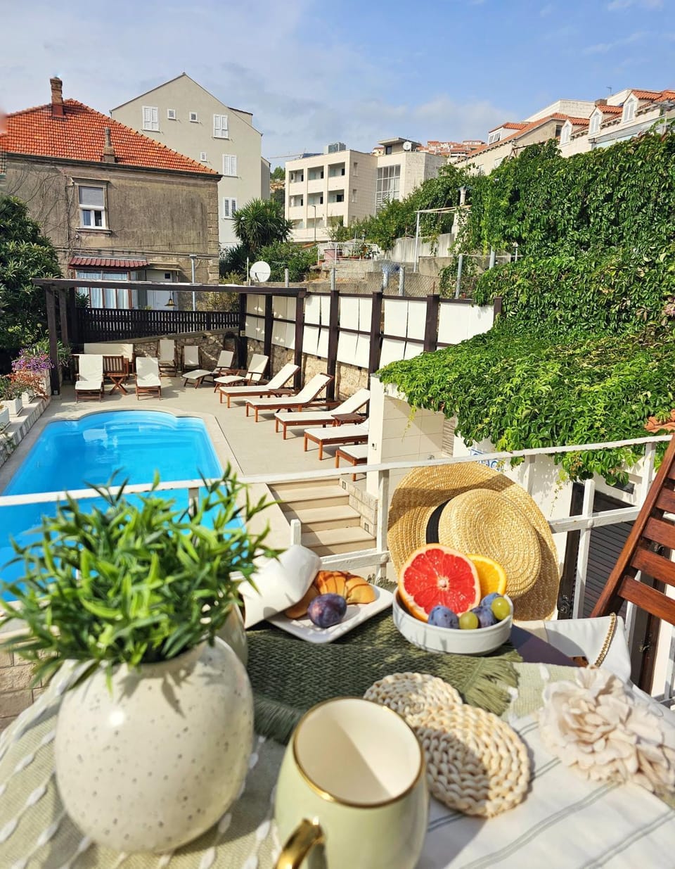 Property building, Garden, View (from property/room), Balcony/Terrace, Dining area, Garden view, Pool view, Swimming pool, sunbed