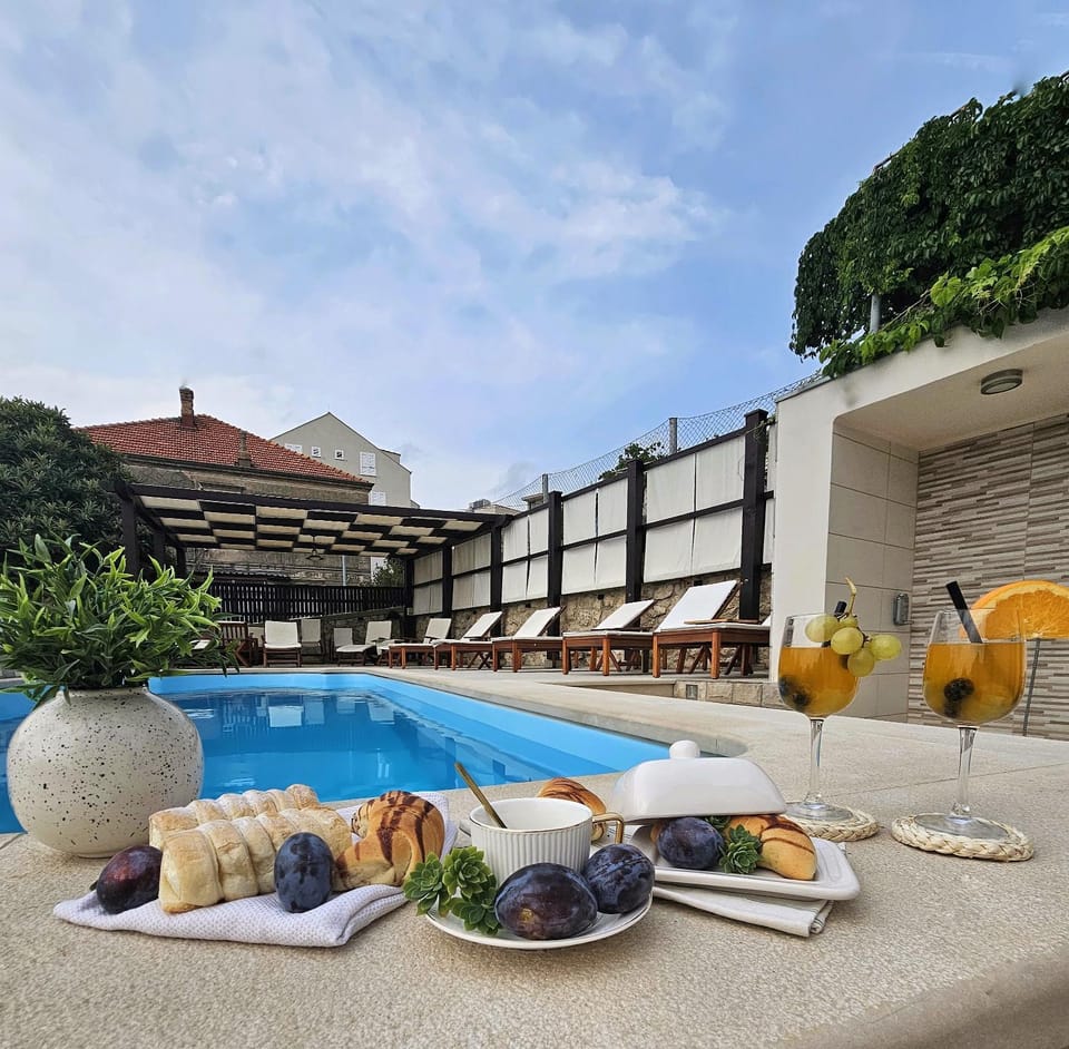Patio, Day, Food and drinks, Pool view, Swimming pool, Breakfast, Continental breakfast, Drinks, sunbed