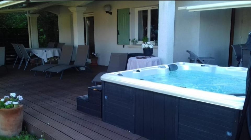 Chambres dans villa avec vue magnifique Bed and Breakfast in Provence