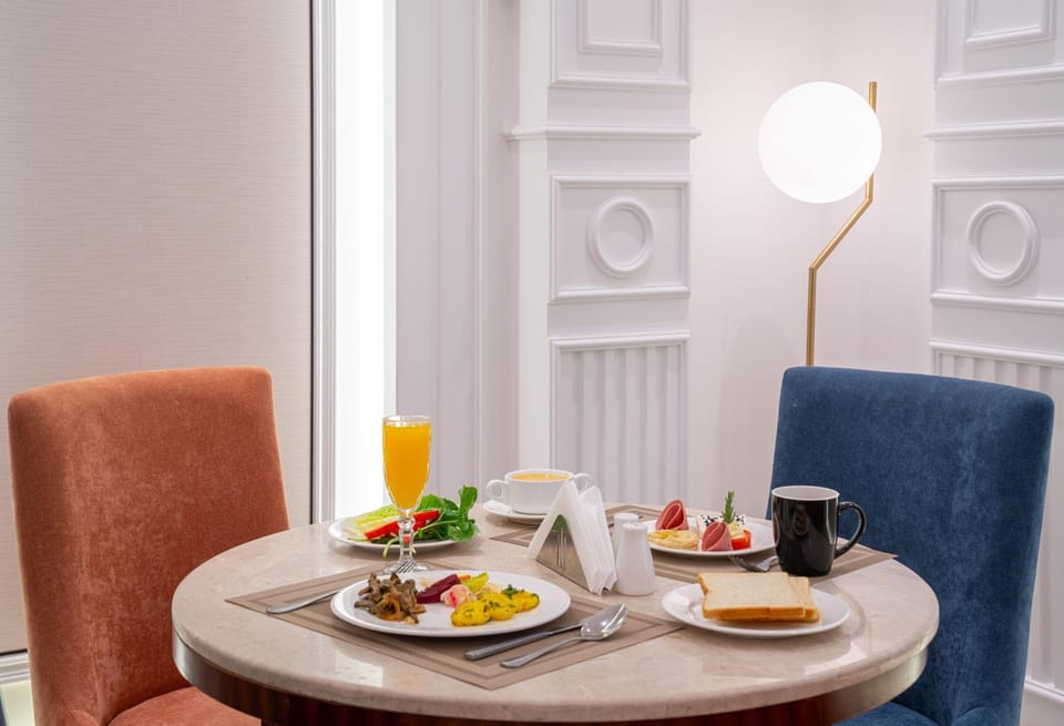 Restaurant/places to eat, Food and drinks, Seating area, Dining area, Food, Breakfast, Continental breakfast, Drinks