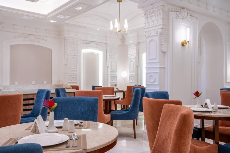 Restaurant/places to eat, Seating area, Dining area