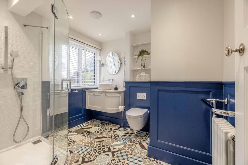 Spacious 5BR Home, Parking, Walk to Windsor - By Tempstay House in Windsor