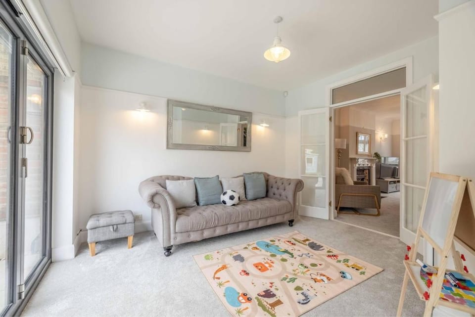 Spacious 5BR Home, Parking, Walk to Windsor - By Tempstay House in Windsor