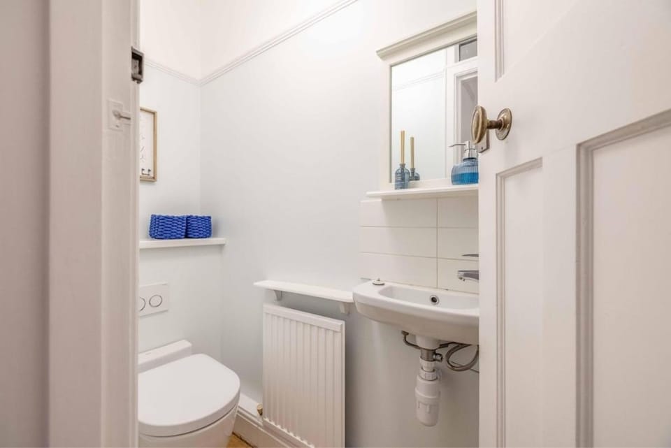 Spacious 5BR Home, Parking, Walk to Windsor - By Tempstay House in Windsor