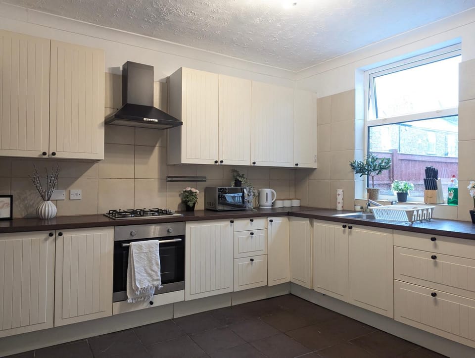 Modern Double Room w Private Bath & Free Parking House in York