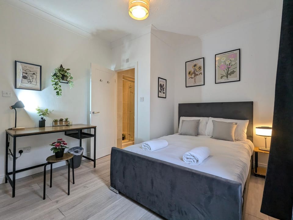 Modern Double Room w Private Bath & Free Parking House in York