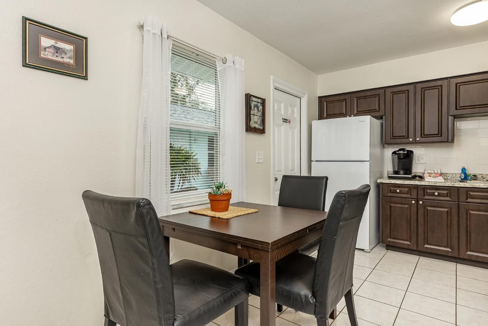 Coffee/tea facilities, Dining area, kitchen