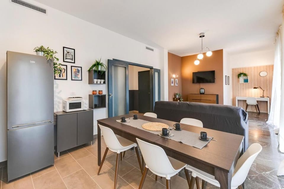 TV and multimedia, Living room, Seating area, Dining area