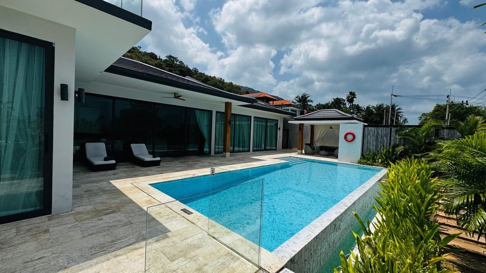 Swimming pool, sunbed