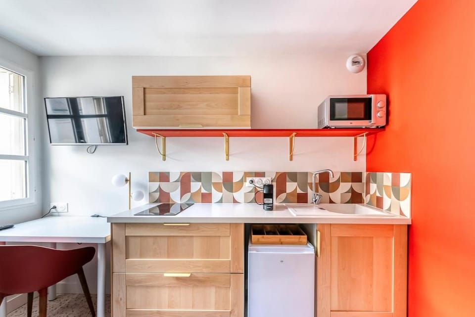 Kitchen or kitchenette, oven, stove