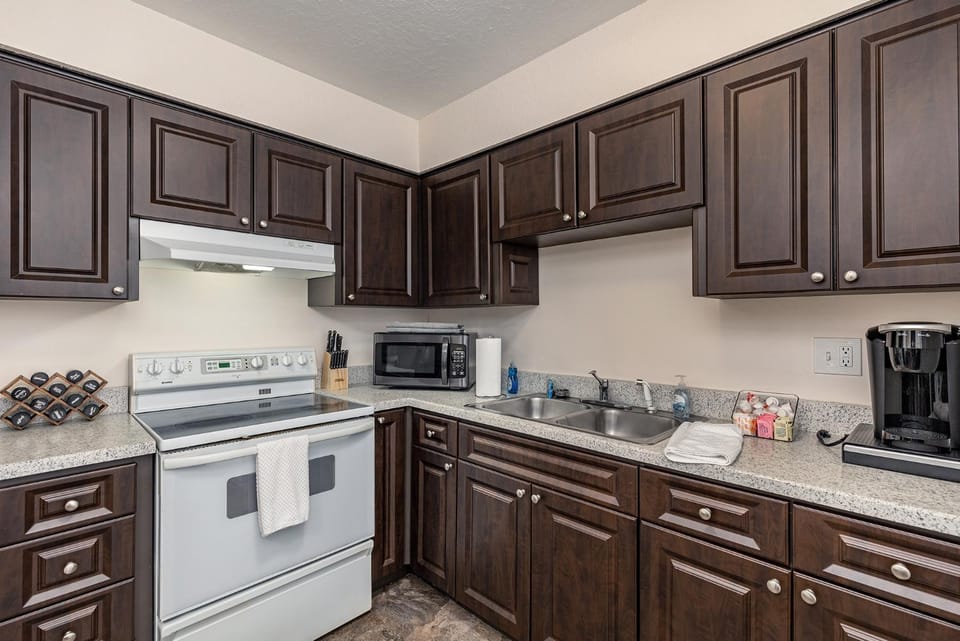 Coffee/tea facilities, microwave, oven, stove, kitchen