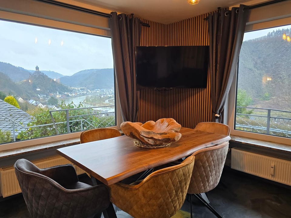 Natural landscape, TV and multimedia, Dining area, Mountain view