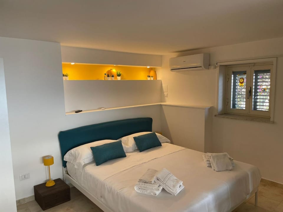Bed, Bedroom, air conditioner
