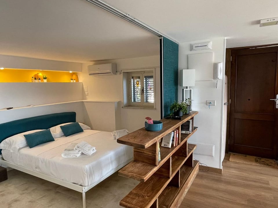 Bedroom, internet, wardrobe, air conditioner