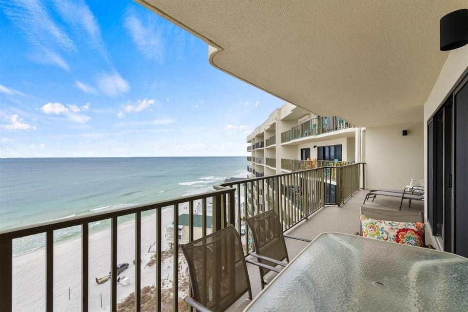 Day, Natural landscape, Balcony/Terrace, Seating area, Dining area, Beach, Sea view