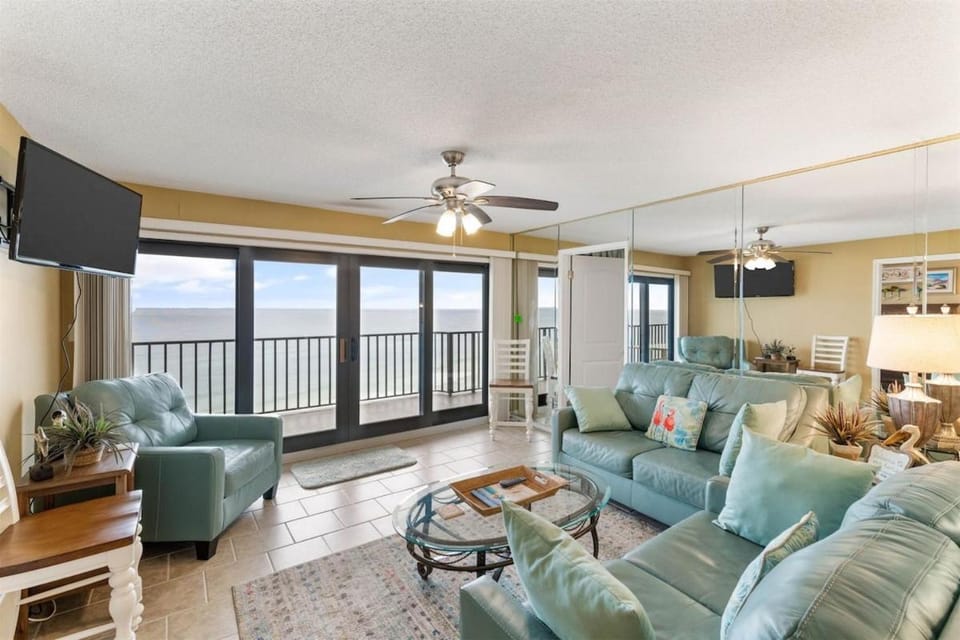 Communal lounge/ TV room, View (from property/room), Balcony/Terrace, Living room, Seating area