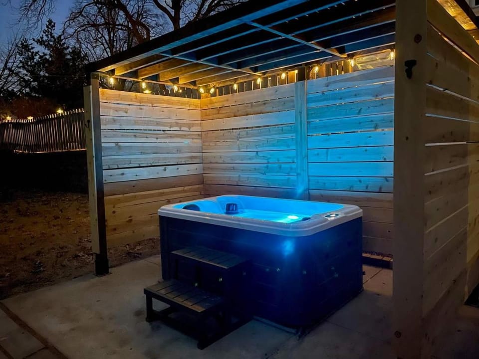 Modern Lux King Suite, cozy Hot tub & Central Omaha! House in Omaha