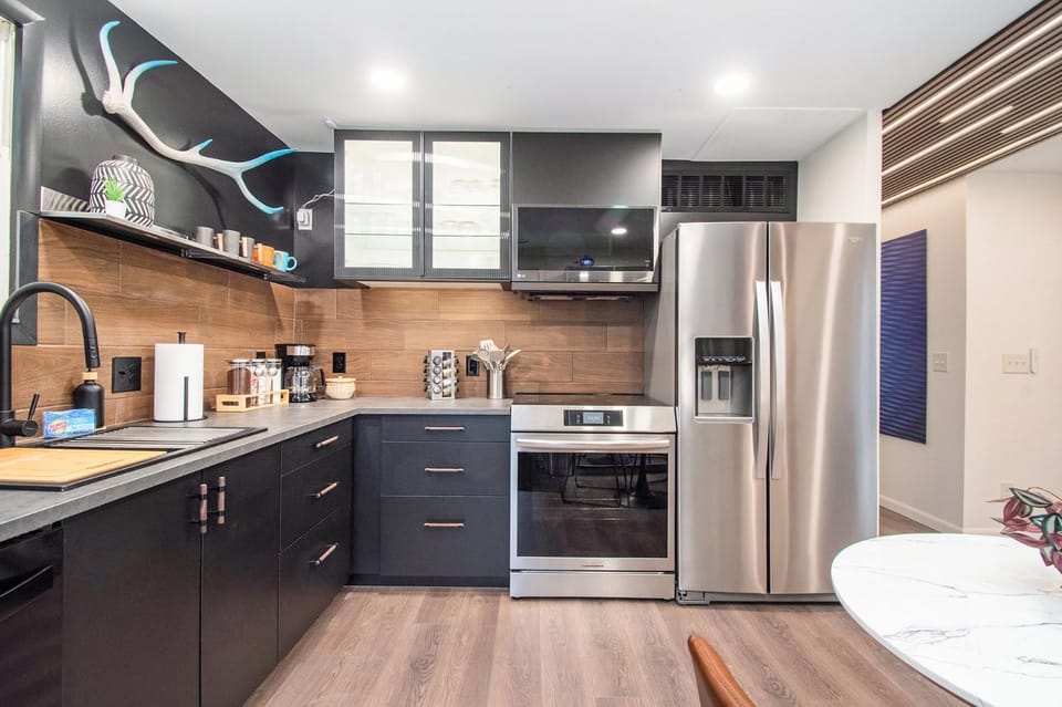 Modern Lux King Suite, cozy Hot tub & Central Omaha! House in Omaha