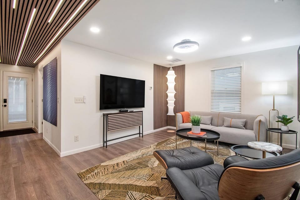 Modern Lux King Suite, cozy Hot tub & Central Omaha! House in Omaha