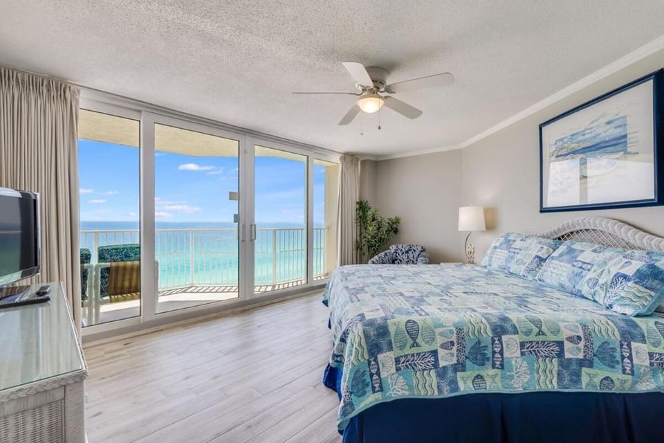 Bed, TV and multimedia, Photo of the whole room, Bedroom, Sea view