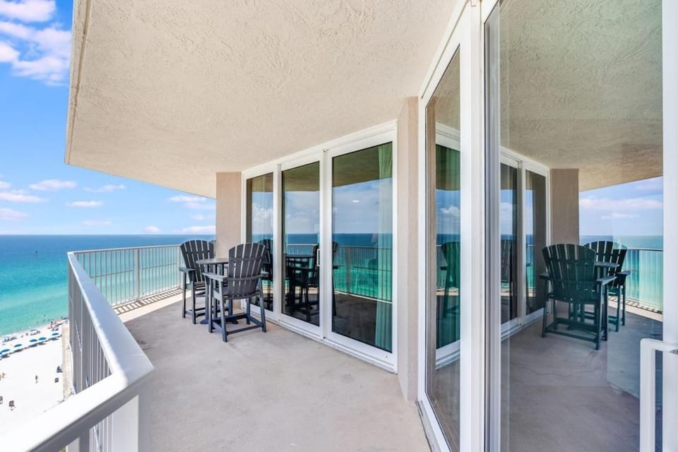 Day, View (from property/room), Balcony/Terrace, Dining area, Beach, Sea view, sunbed