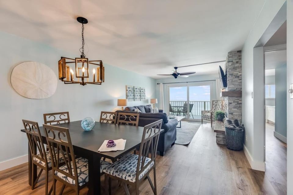 Living room, Seating area, Dining area, fireplace