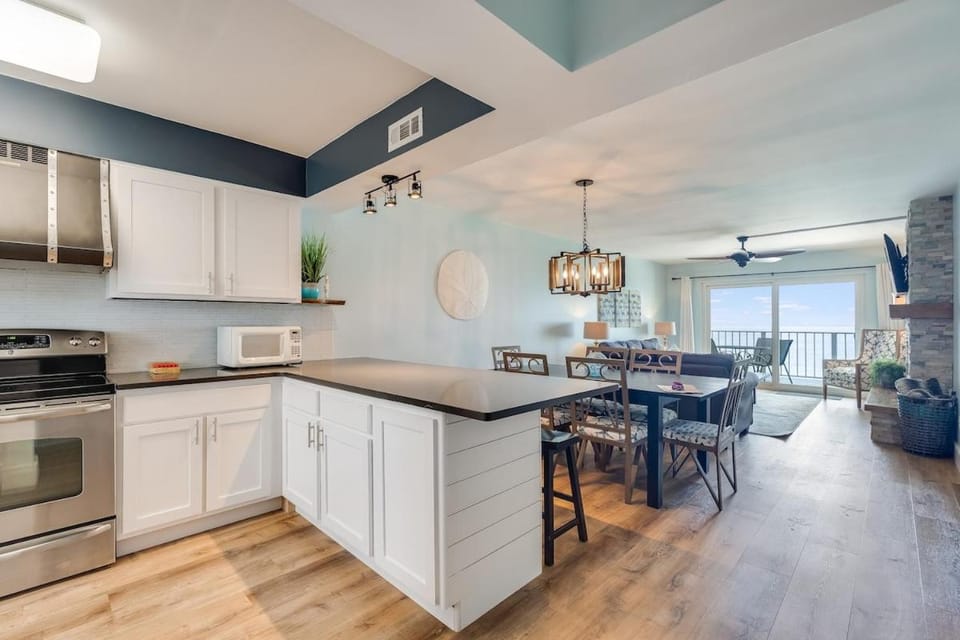 Kitchen or kitchenette, Dining area, dishwasher, minibar, oven, stove, toaster