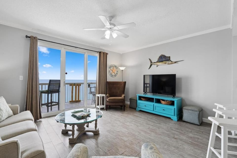 Communal lounge/ TV room, Living room, Seating area, Dining area