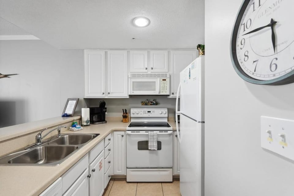 Kitchen or kitchenette, dishwasher, minibar, oven, stove, toaster