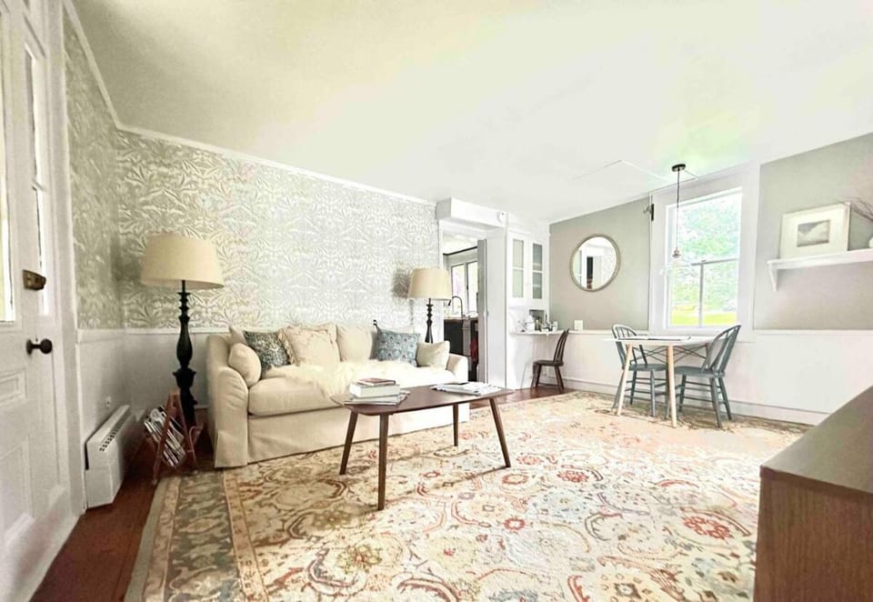 Bed, TV and multimedia, Living room, Seating area, Dining area