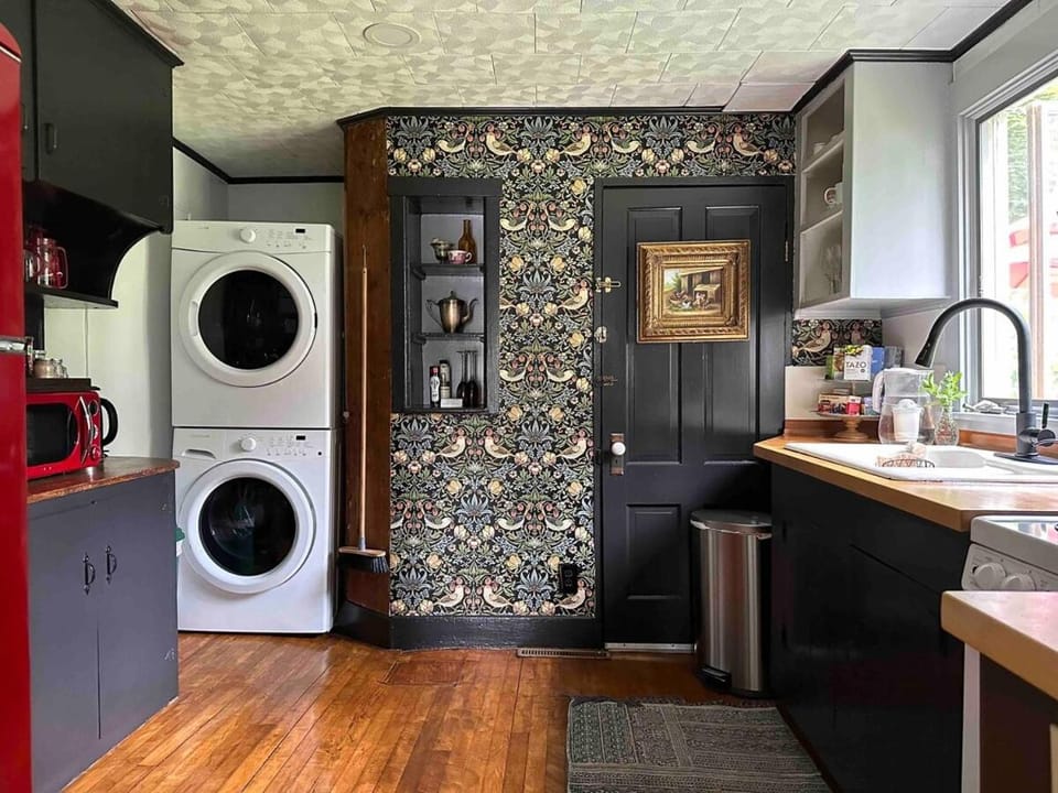 Kitchen or kitchenette, minibar, oven, washing machine, dryer