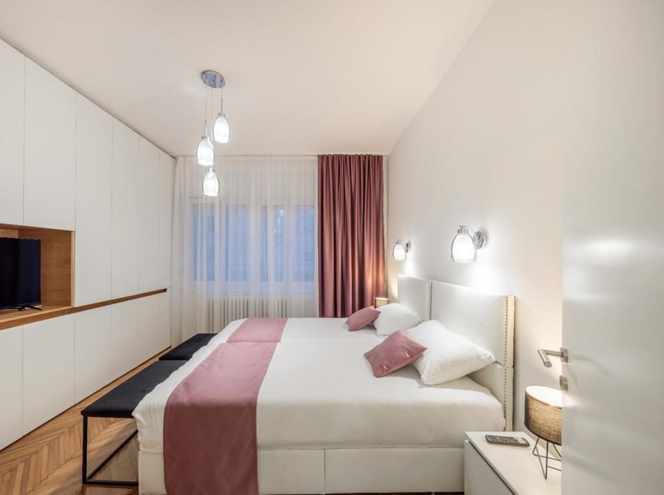 Bed, TV and multimedia, Bedroom, Quiet street view