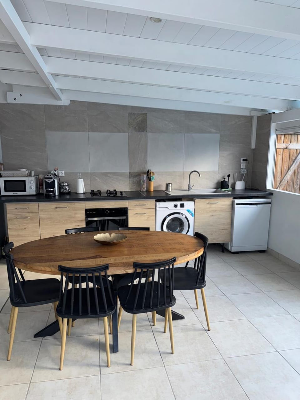 Kitchen or kitchenette, dishwasher, stove