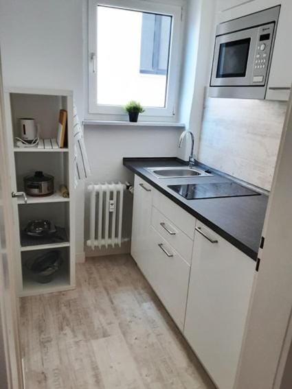 Kitchen or kitchenette, oven