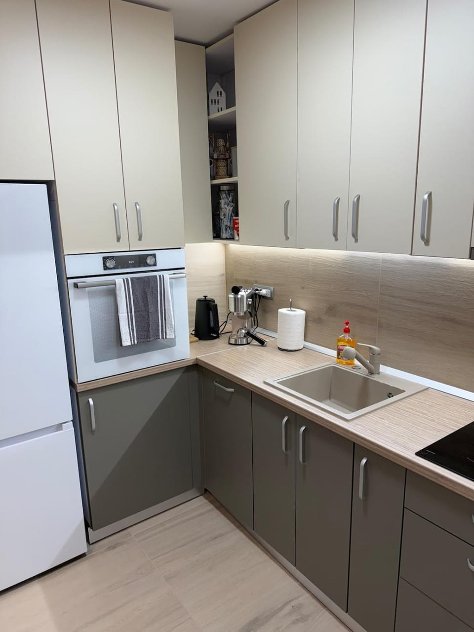Coffee/tea facilities, Kitchen or kitchenette, dishwasher, oven, stove, toaster