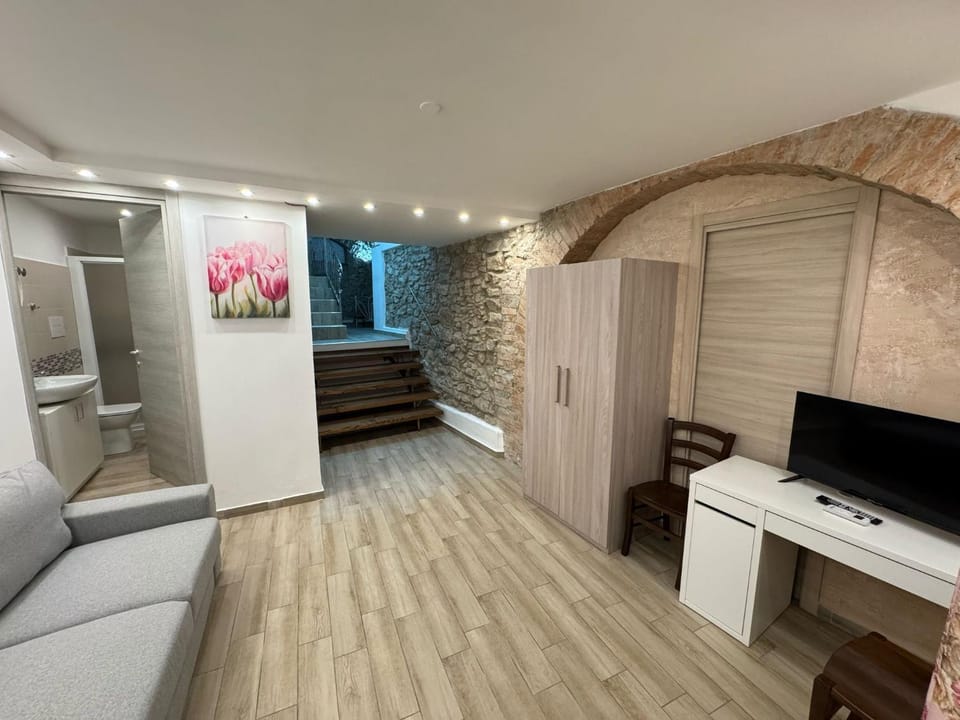 Communal lounge/ TV room, TV and multimedia, Living room, Seating area, Evening entertainment, wardrobe