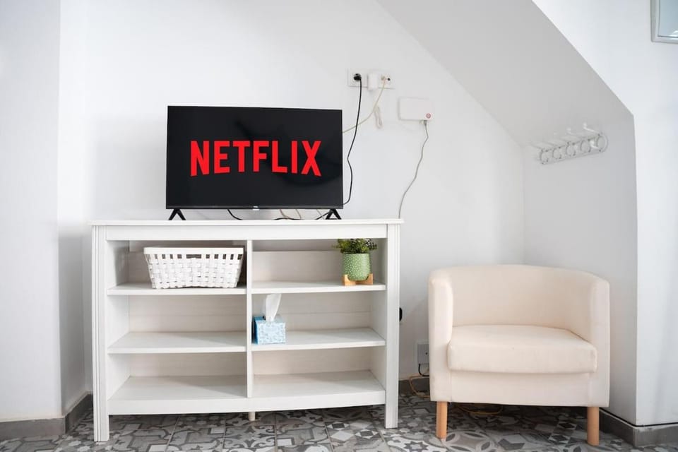 Communal lounge/ TV room, TV and multimedia, Living room, Seating area, Evening entertainment