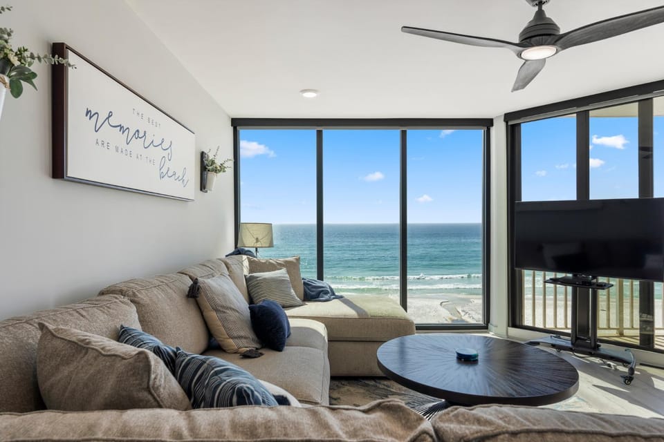 Communal lounge/ TV room, Day, Living room, Seating area, Beach, Sea view